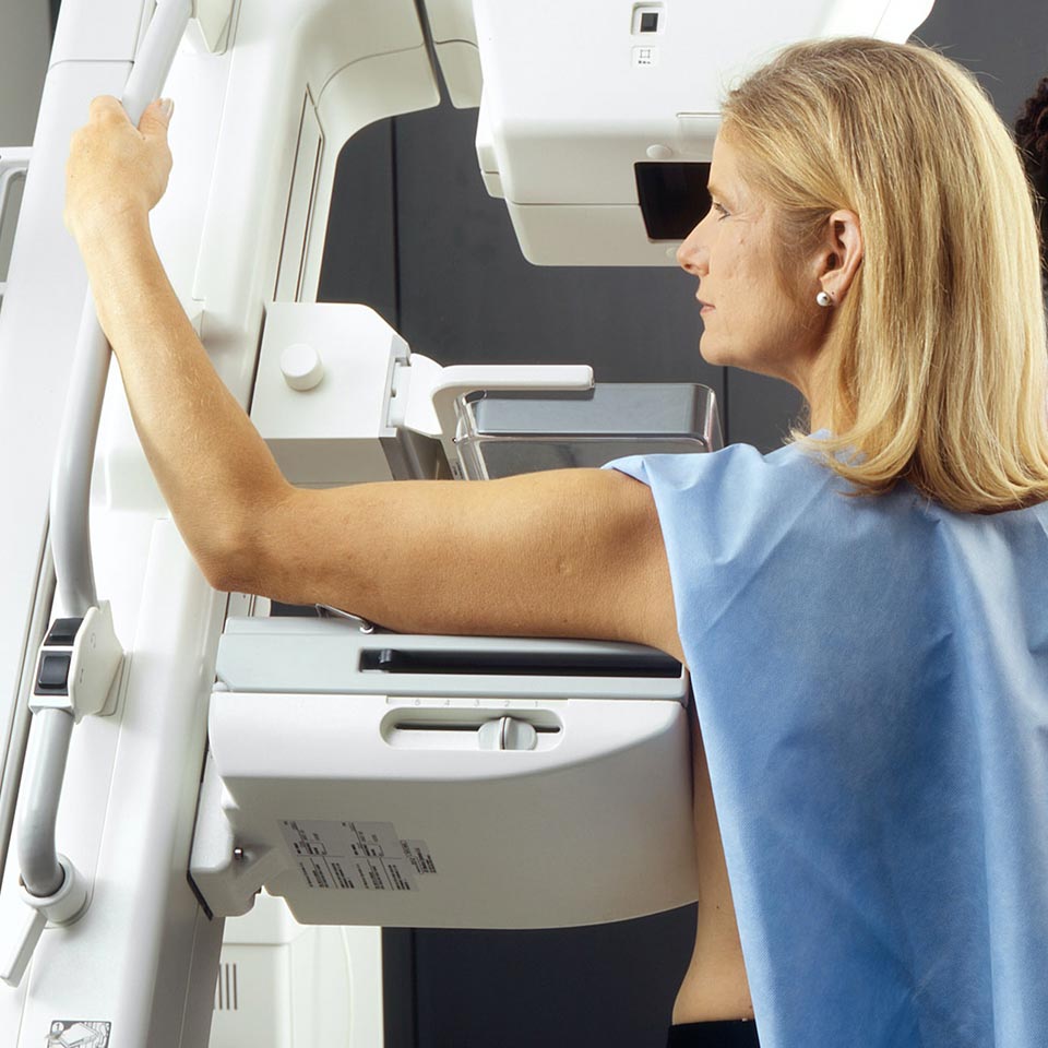 Image d'une femme réalisant une mammographie avant une chirurgie des seins chez Concept Clinic, une clinique de chirurgie esthétique à Genève