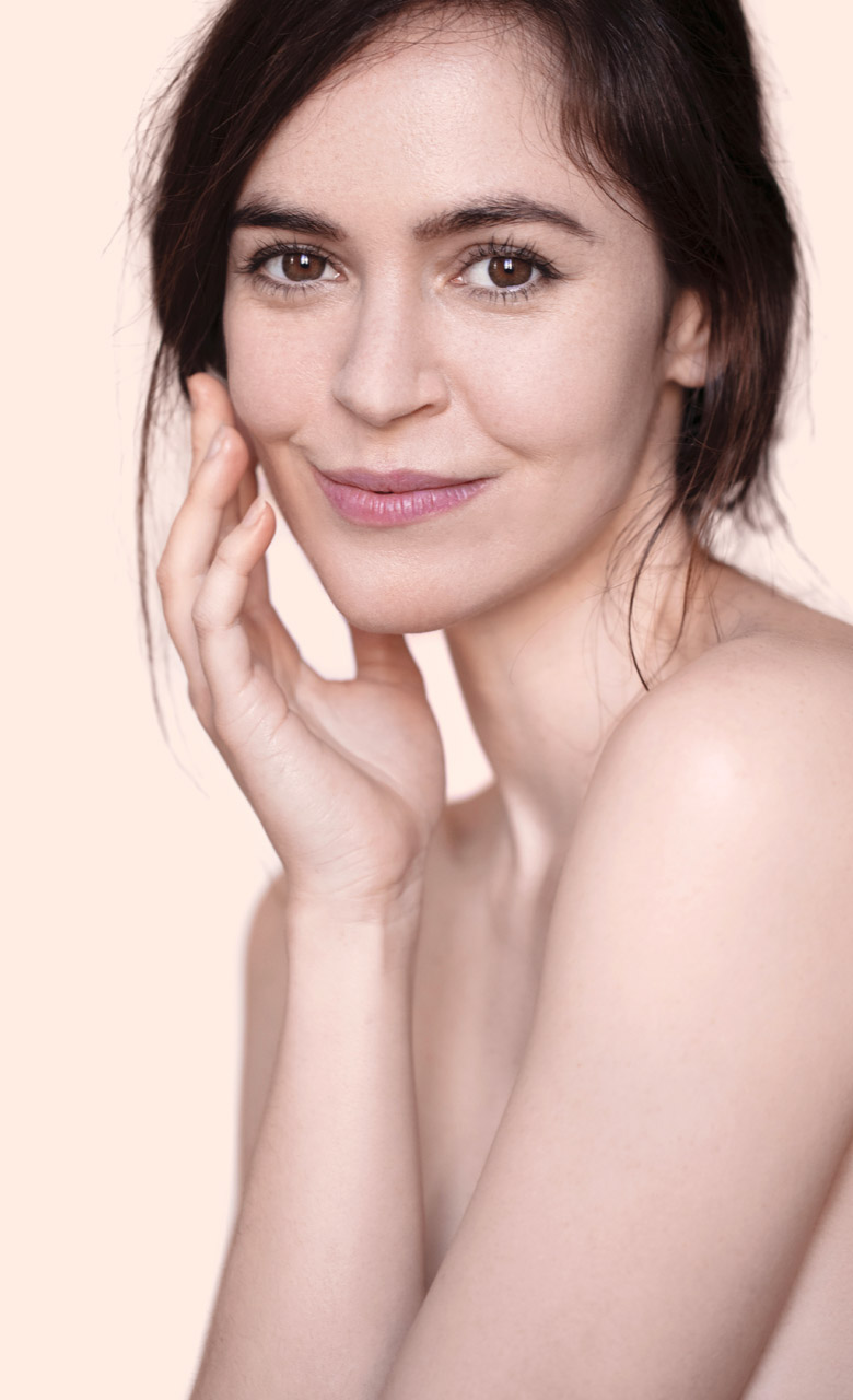 Portrait de face d'une femme afin d'illustrer la chirurgie esthétique pour le visage pratiqué chez Concept Clinic, clinique de chirurgie esthétique à Genève par le Docteur Schlaudraff