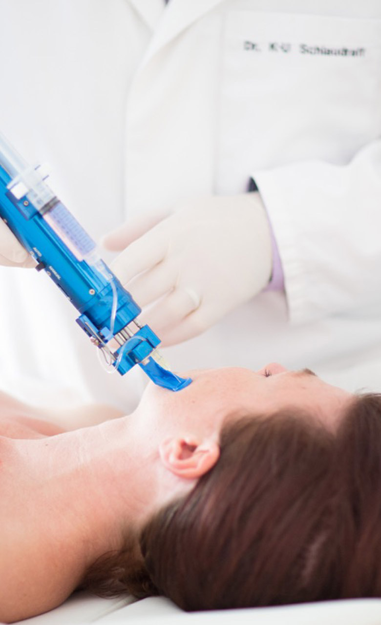 Image d'une séance de traitement PRP (plasma enrichi en plaquettes) pratiquée chez Concept Clinic par le Dr. Schlaudraff - Chirurgie esthétique à Genève