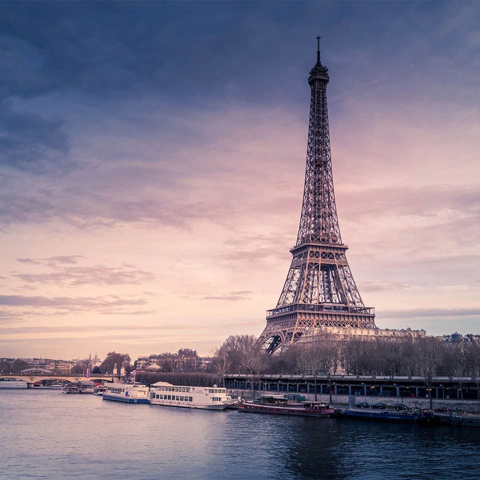 Tour Eiffel de Paris afin d'illustrer la participation à des événements du Dr. Schlaudraff en France