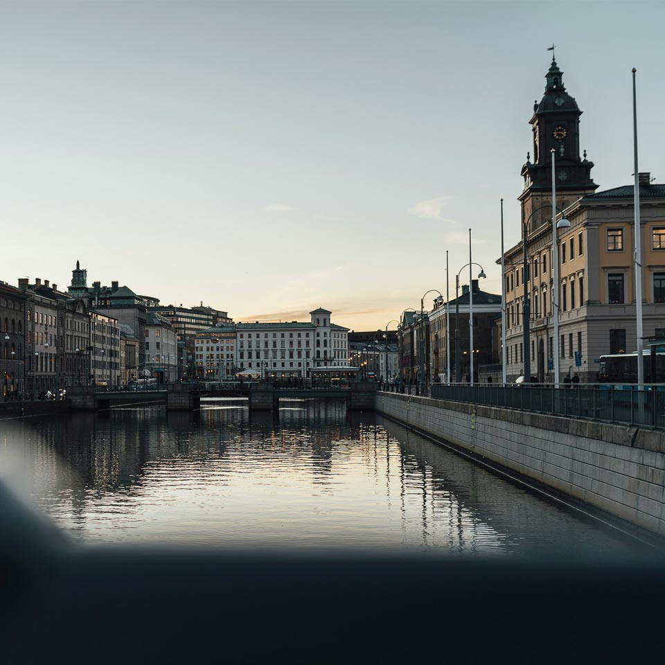 La rivière à Göteborg en Suède afin d'illustrer la participation du Dr. Schlaudraff à ESAPS le 12 au 14 septembre 2024