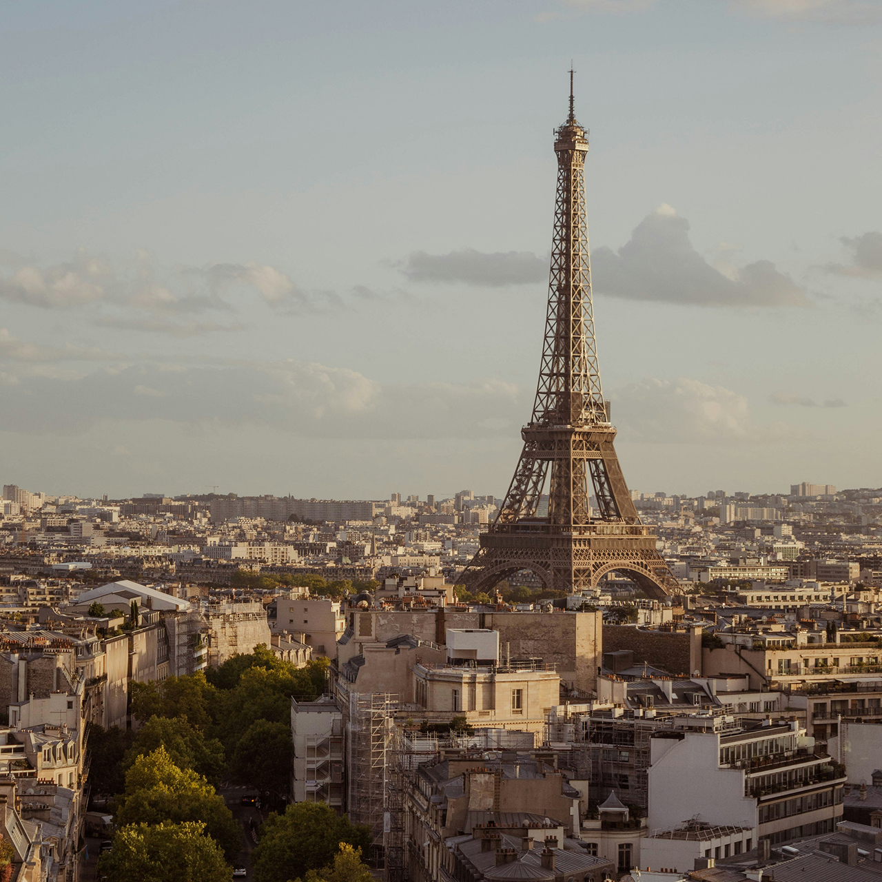 vue de paris ou se tiendra le congres mondial de l'IMCAS avec le dr schlaudraff