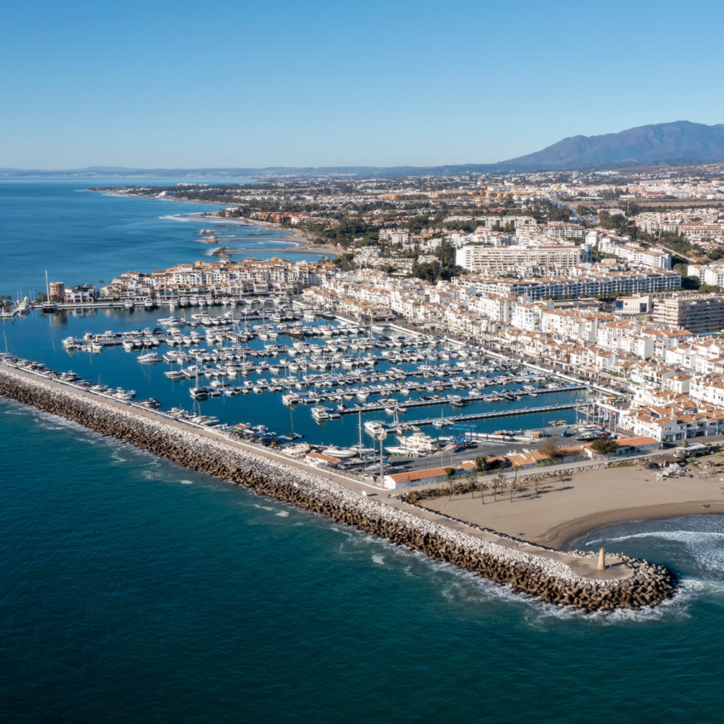 Vue aérienne de Marbella en Espagne, montrant le port de plaisance et la côte méditerranéenne, à l’occasion de l’événement MIPSS.
