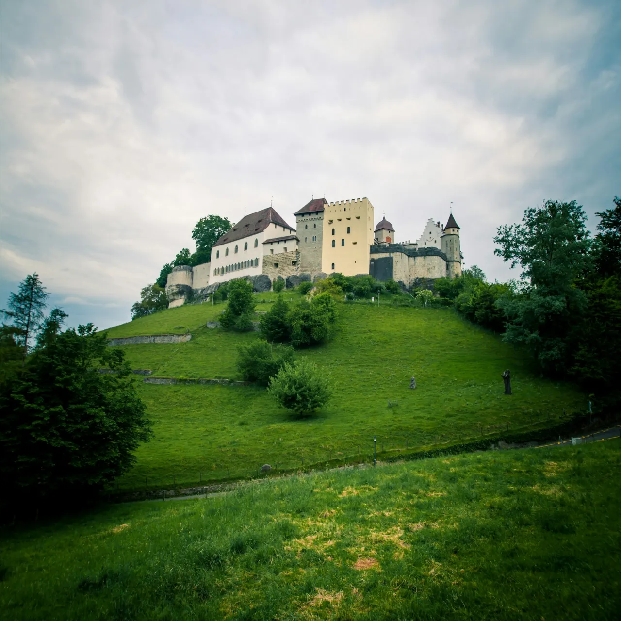 Vue de la ville de Lenzburg, en Suisse, où se tiendra l’Injection Academy 2026, avec la participation du Dr Kai-Uwe Schlaudraff, Président de la SWAESS.
